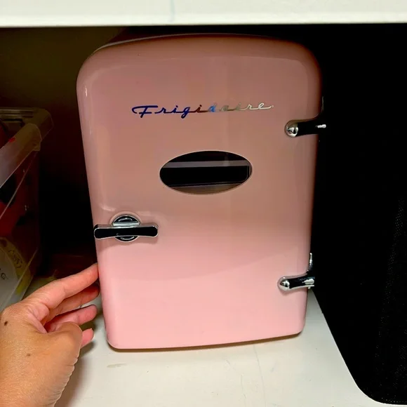 Frigidaire Mini Skincare fridge - Picture 1 of 3